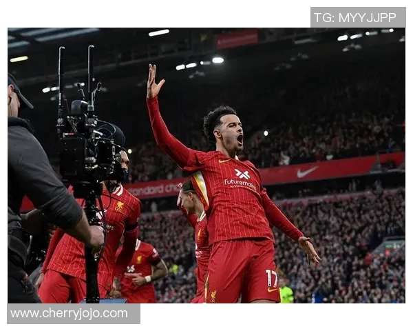 英超激战：拜仁逆转曼城乌龙球引发争议判罚全场沸腾