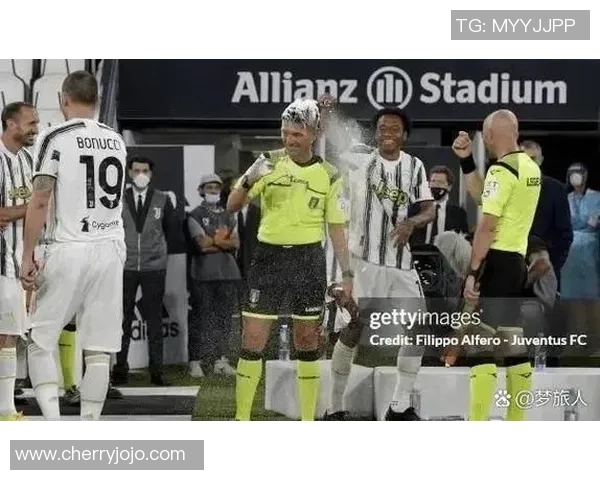 国米与利物浦友谊赛战平绝杀瞬间引发争议判罚全场沸腾