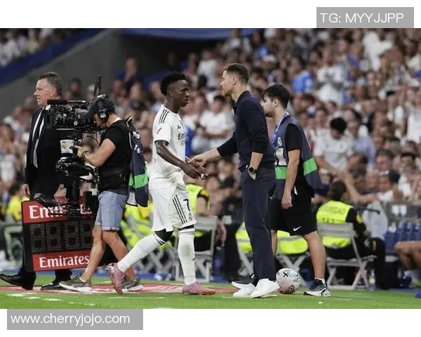 德甲激战曼联与皇马战成平局逆转瞬间点燃全场热情与转会传闻