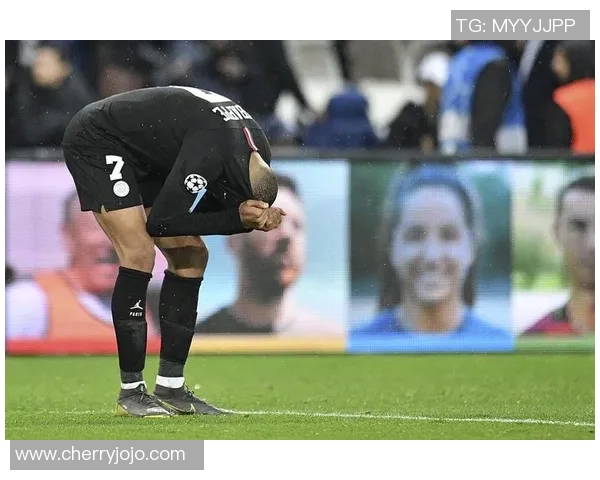 欧冠惊天逆转巴黎圣日耳曼6比2狂胜曼联红牌事件引发全场热议